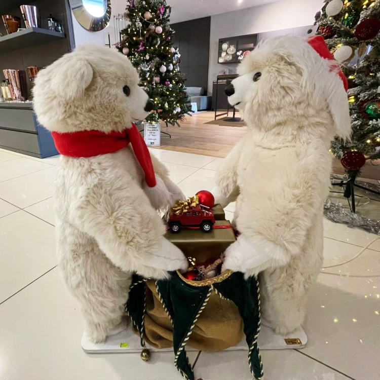 Новогодняя движущаяся фигура из 2-х белых мишек с мешком подарков GOODWILL.