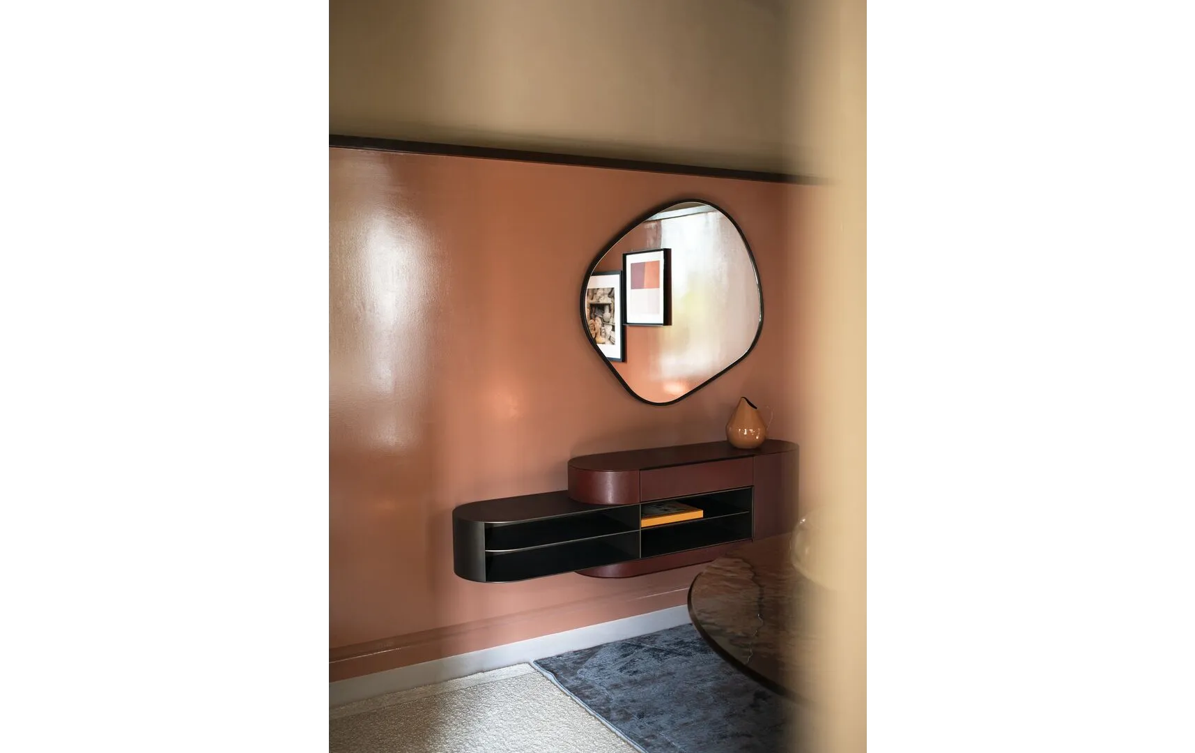 Зеркало FLUID от Baxter с кожаным обрамлением