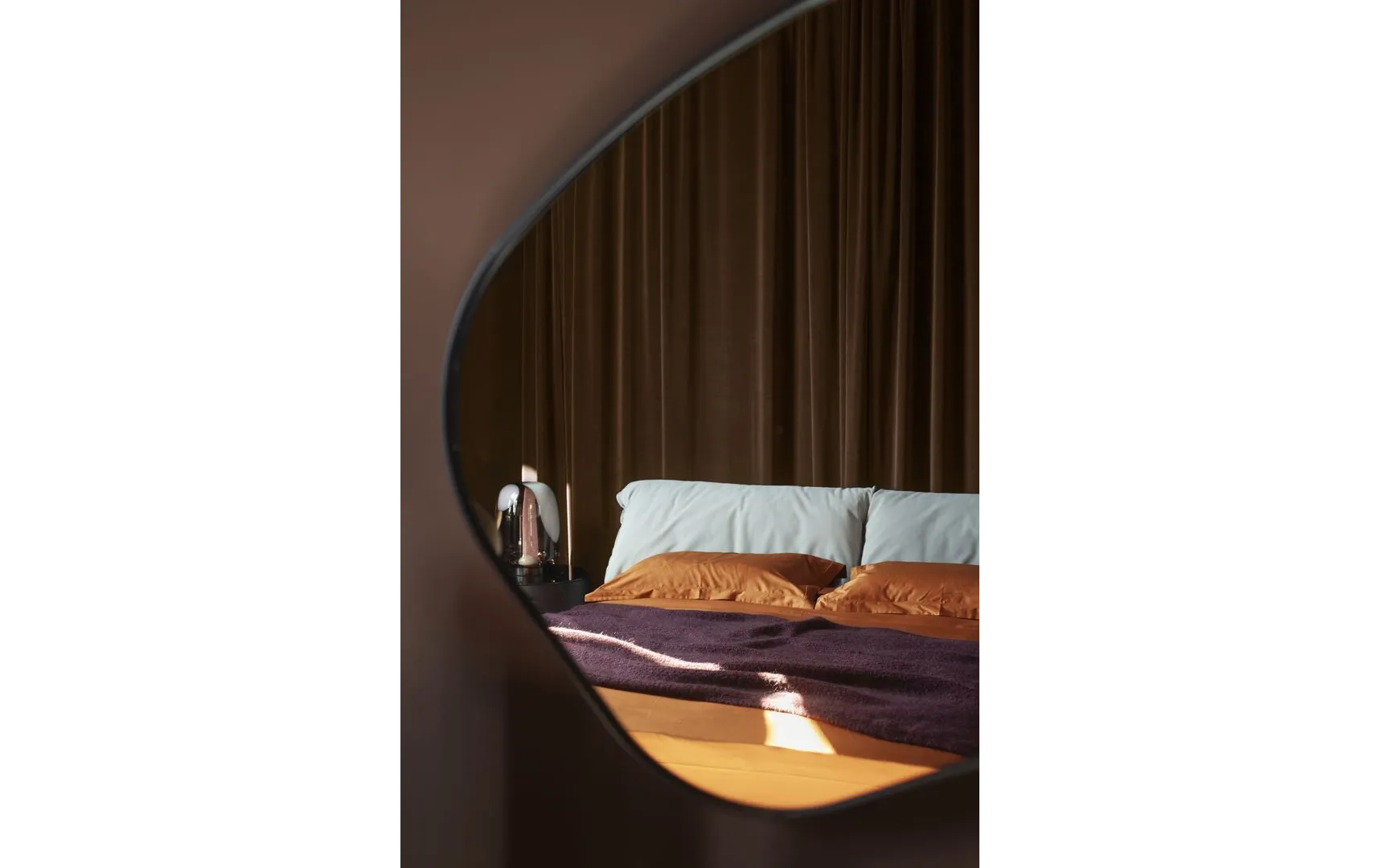 Зеркало FLUID от Baxter с кожаным обрамлением