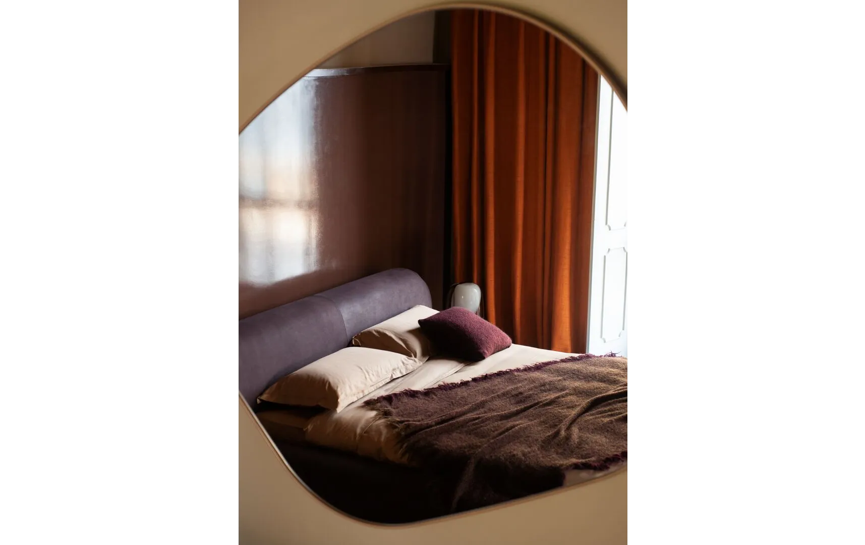 Зеркало FLUID от Baxter с кожаным обрамлением